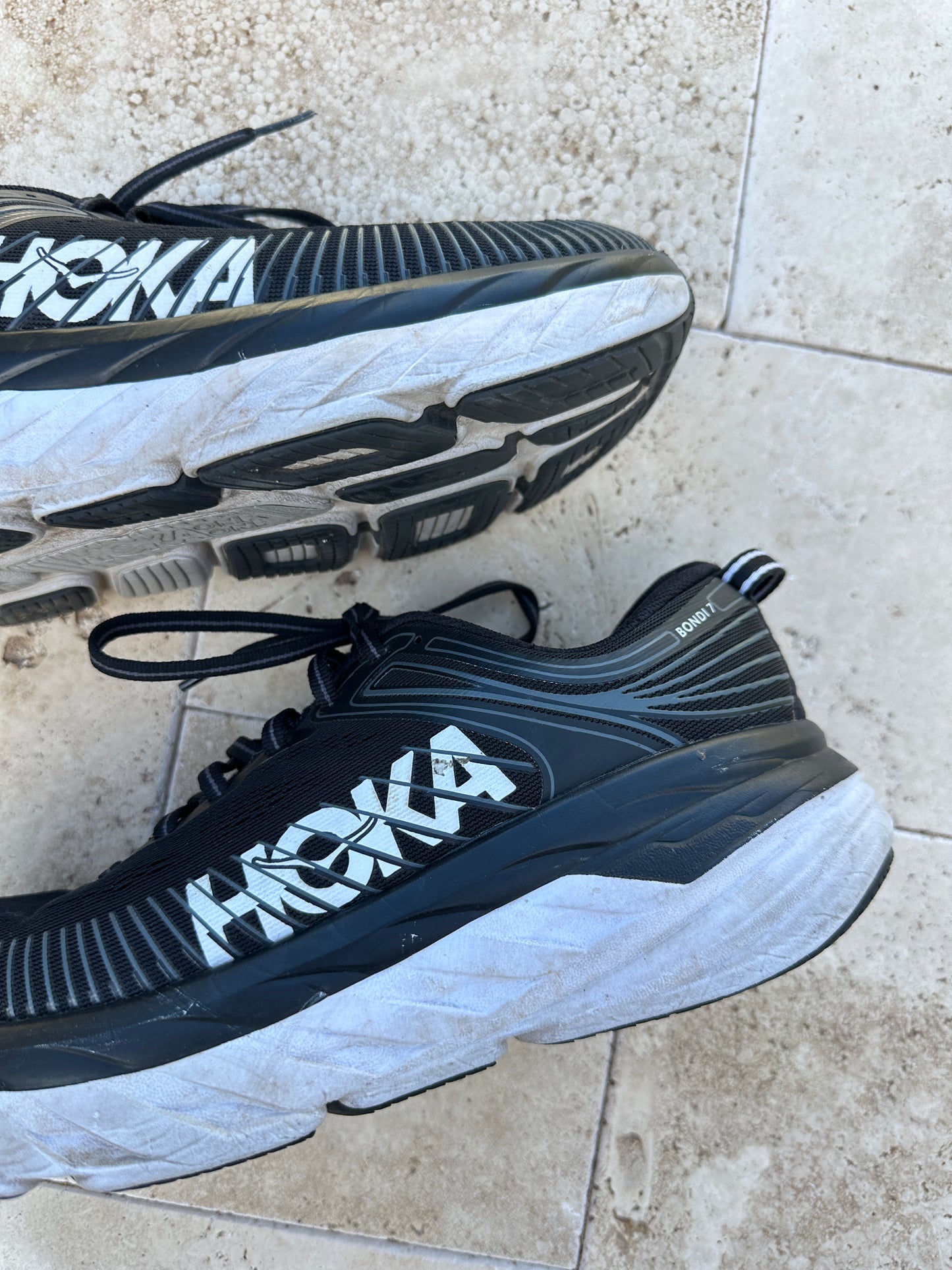 hoka Bondi 7 in black/ white (size W8)