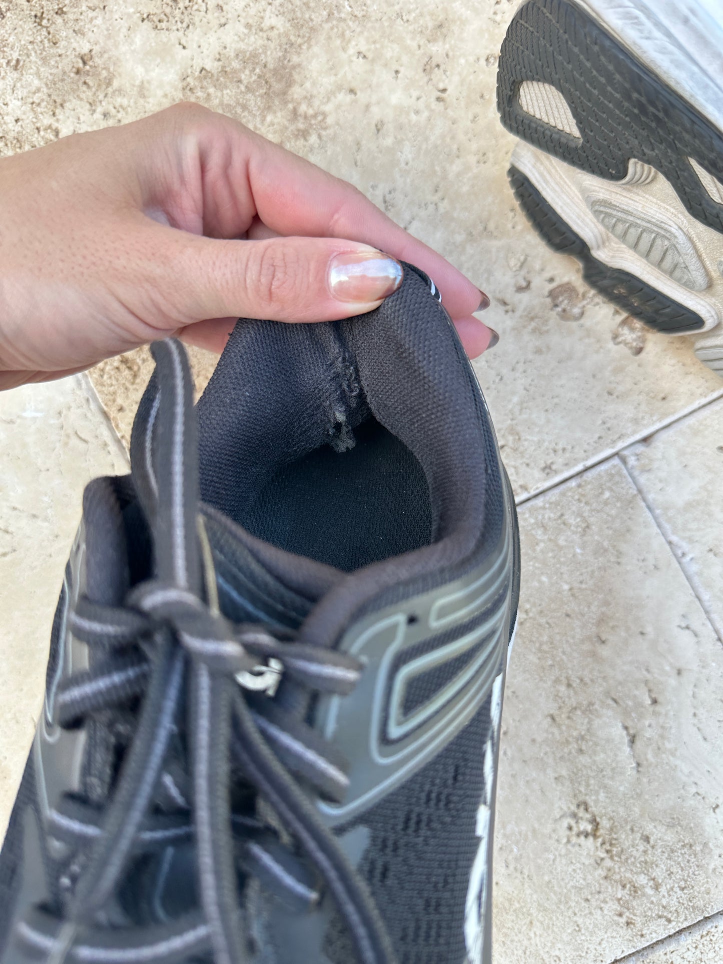 hoka Bondi 7 in black/ white (size W8)