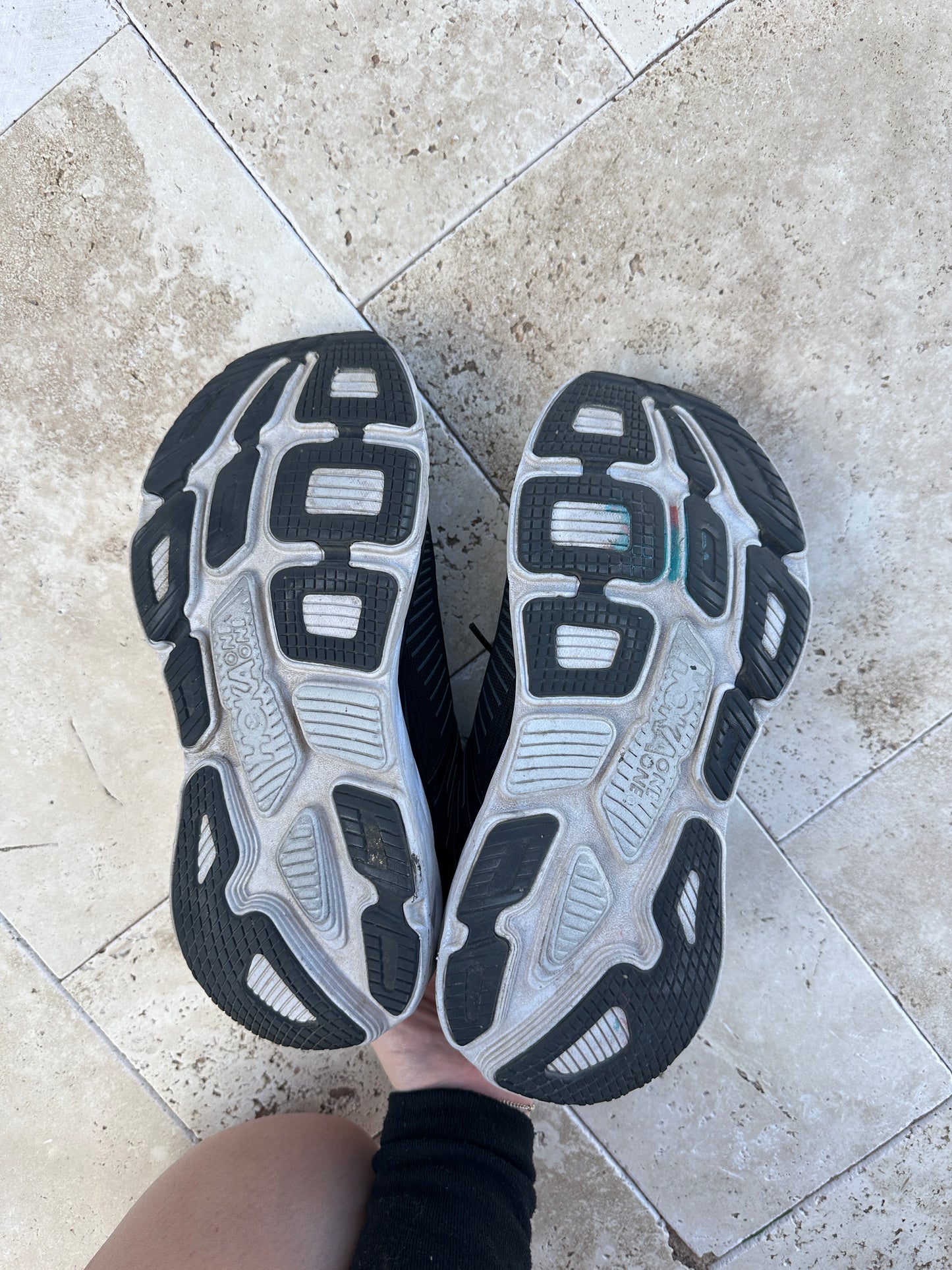 hoka Bondi 7 in black/ white (size W8)
