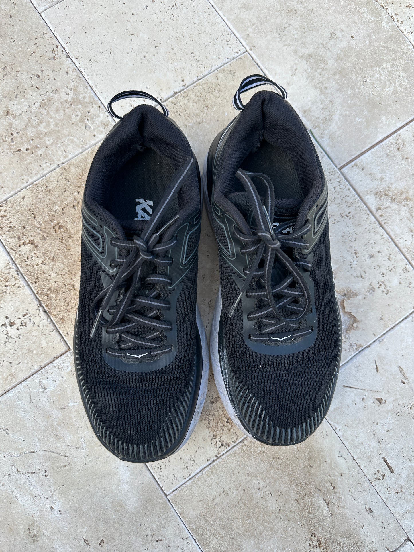 hoka Bondi 7 in black/ white (size W8)