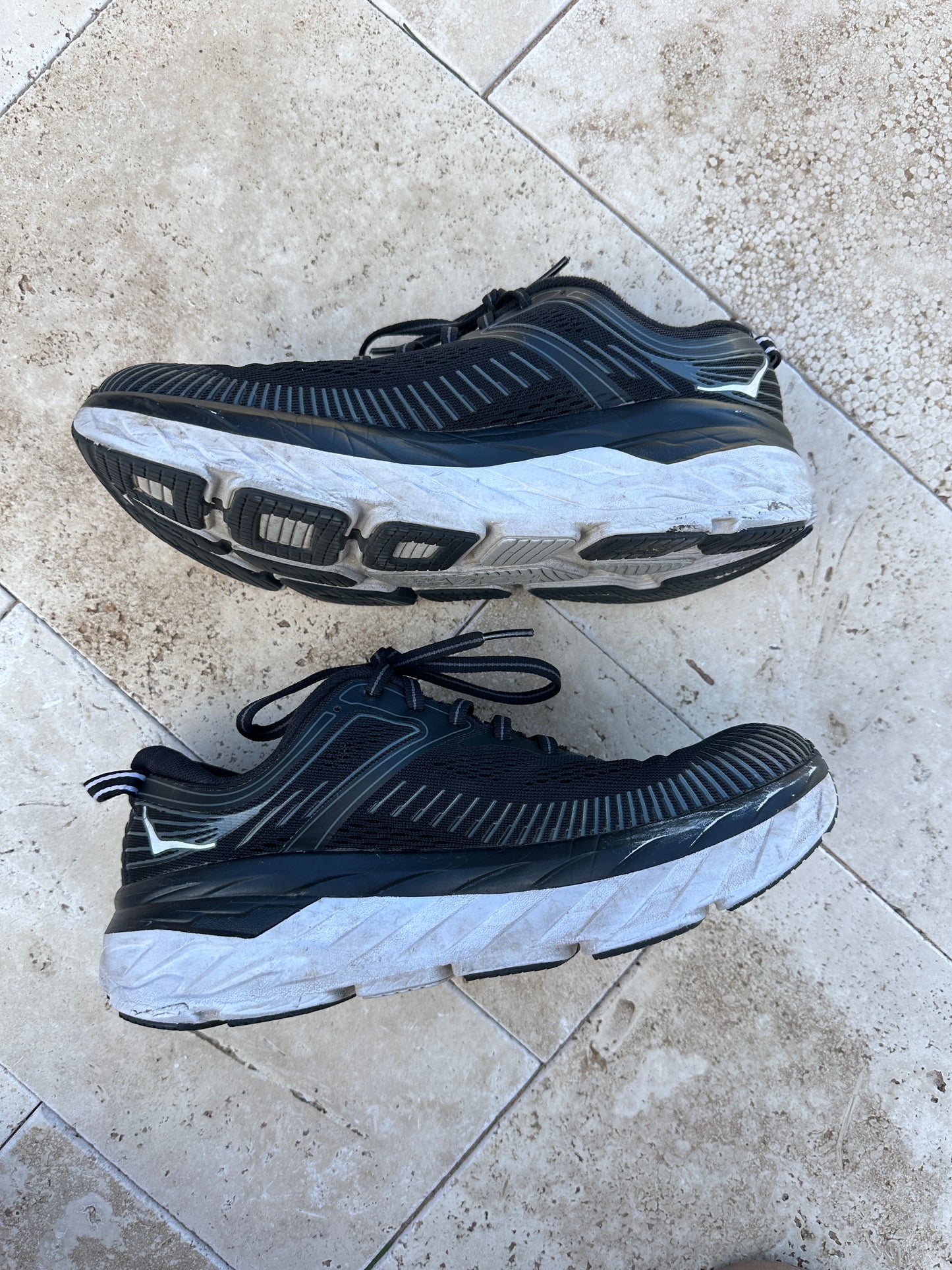 hoka Bondi 7 in black/ white (size W8)