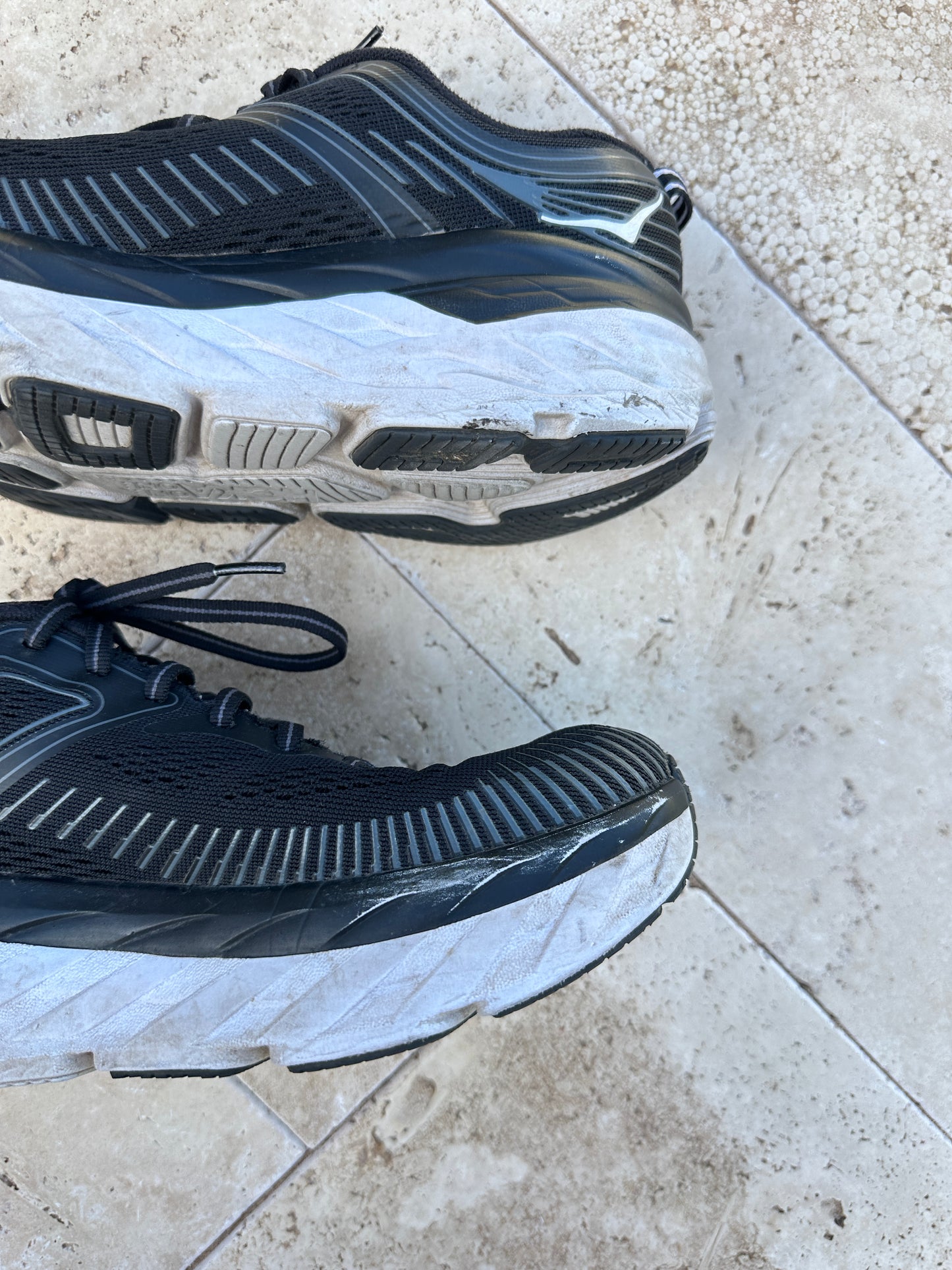 hoka Bondi 7 in black/ white (size W8)