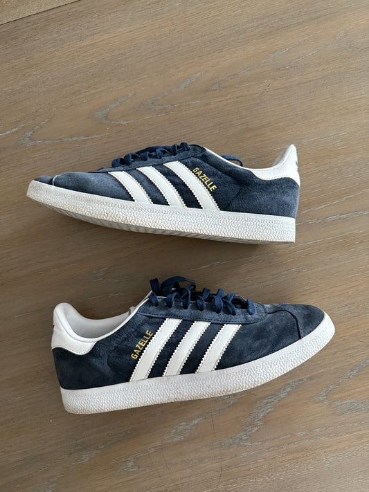 Adidas navy gazelle shoes (W8)