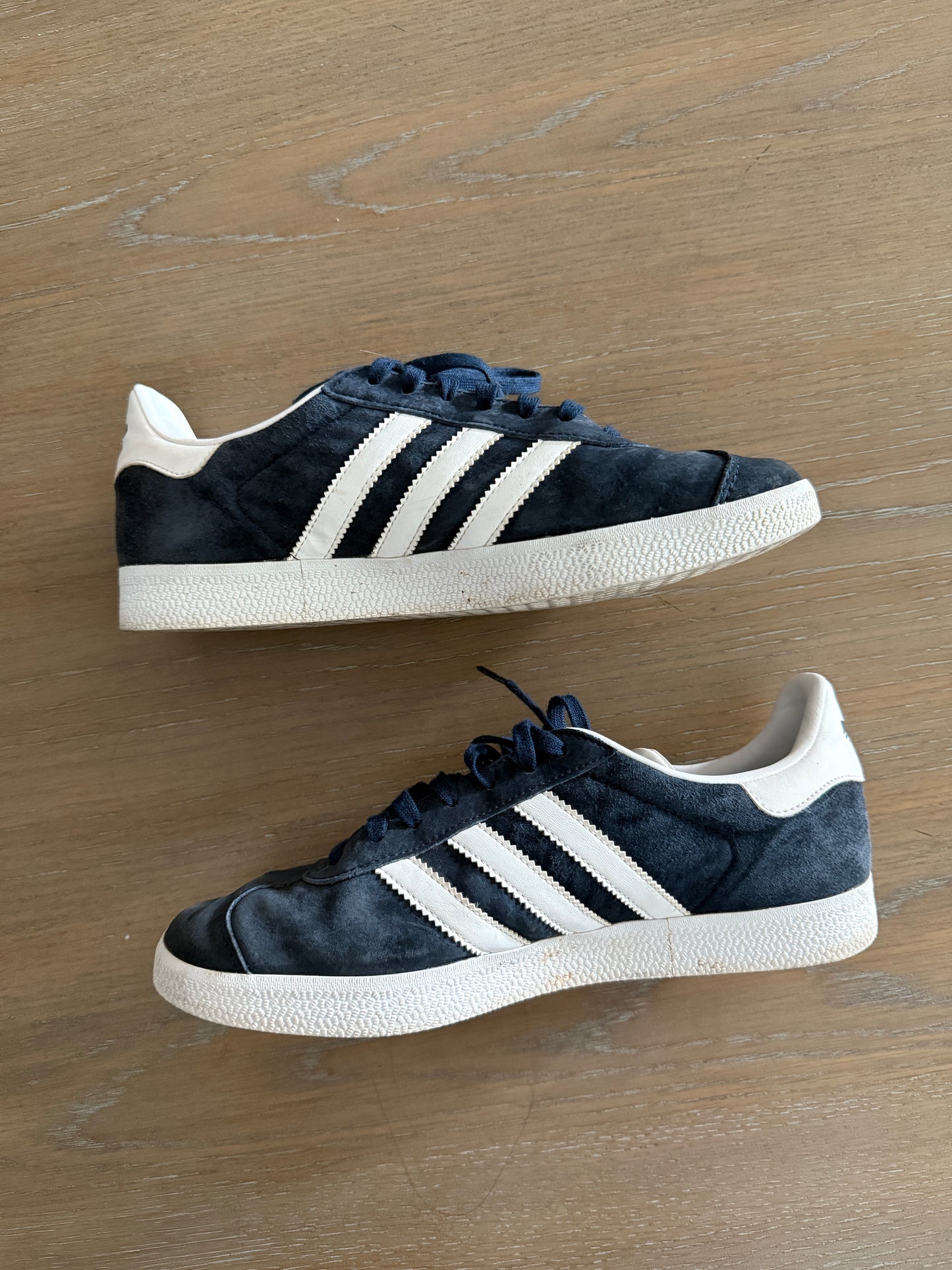 Adidas navy gazelle shoes (W8)