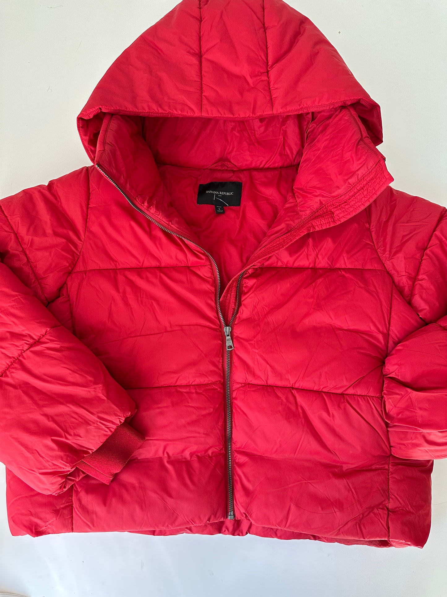 banana republic red cropped puffer jacket (size xs)